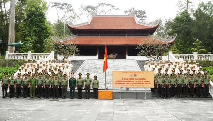 Đoàn đại biểu tại Khu di tích lịch sử K9 - Đá Chông.