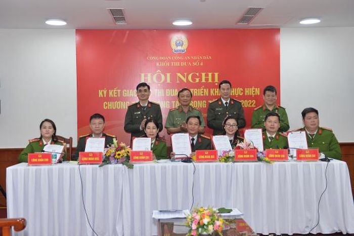 Đại diện các đơn vị ký giao ước thi đua năm 2022.