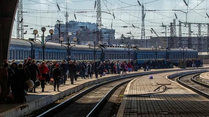 Dòng người sơ tán khỏi Ukraine từ Lviv. (Ảnh: SOPA Images)