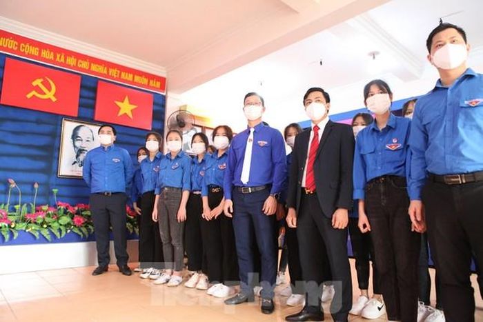  Lãnh đạo tỉnh Đoàn Bắc Giang và các đoàn viên nghe giới thiệu về lịch sử An toàn khu II 