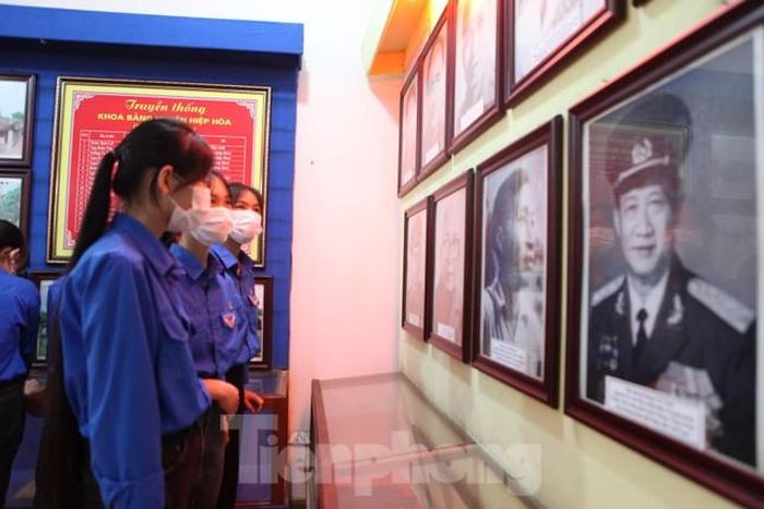  Các đoàn viên mới được kết nạp thăm nhà truyền thống An toàn khu II 