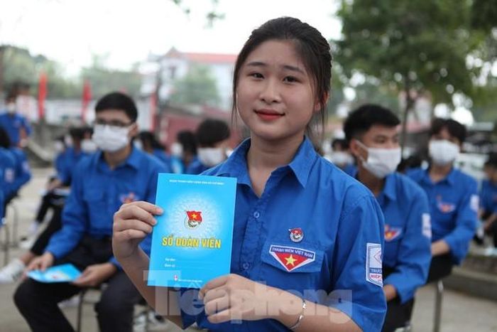 Một học sinh được kết nạp vào tổ chức Đoàn tại lễ kỷ niệm 