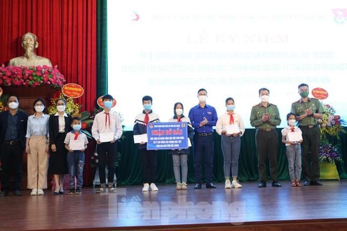  Cũng trong ngày 26/3, Đoàn Công an tỉnh Bắc Giang tổ chức Lễ kỷ niệm 91 năm thành lập Đoàn và ra mắt mô hình nhận đỡ đầu học sinh có hoàn cảnh khó khăn, vươn lên trong học tập. Theo đó, Đoàn Công an tỉnh Bắc Giang nhận đỡ đầu 10 em học sinh khó khăn (học lớp 2 và lớp 8) cho đến khi các em học xong THPT. 