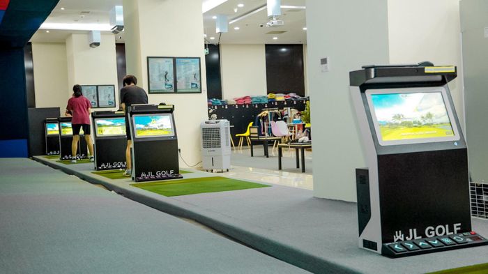  Phòng chơi với máy golf 3D. Mỗi máy dành cho một người chơi, có thể cho nhóm 2-3 người chơi/máy. Ảnh: NVCC. 