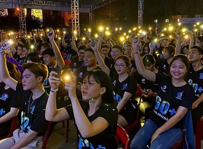 Năm 2021, cả nước tiết kiệm được 353.000 kWh chỉ sau 1 giờ tắt đèn. Ảnh: TTXVN