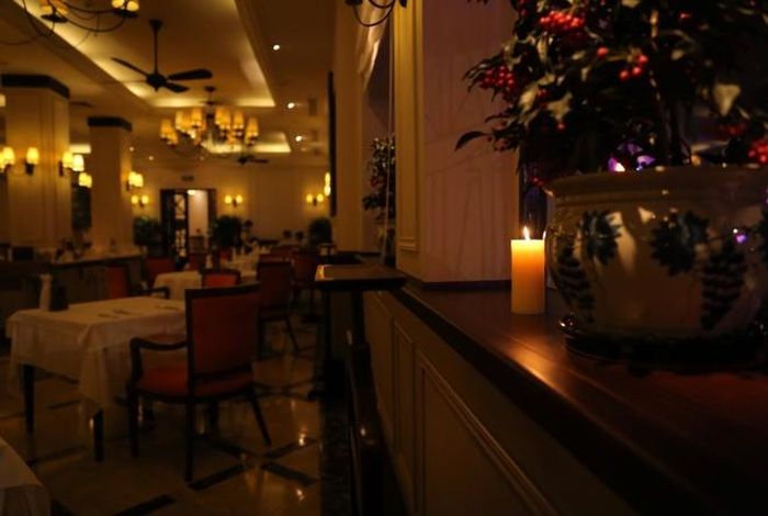 Thắp nến cùng với việc các thiết bị chiếu sáng được “dìm” tối nhất để hưởng ứng Giờ Trái đất. Ảnh: Hoàng Hiếu - TTXVN