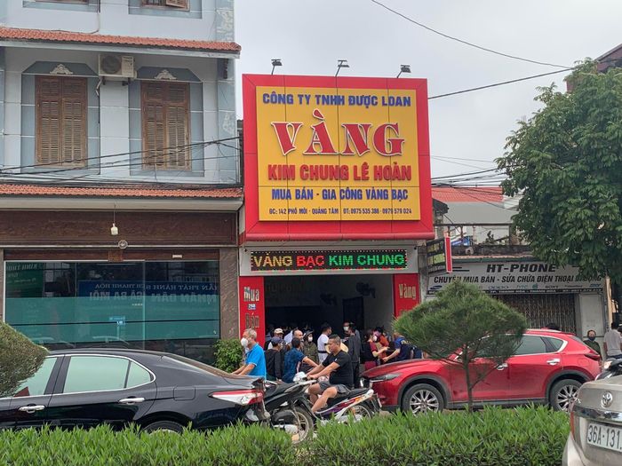 Khoảng 8h ngày 25/3, Lê Đình Hoài đã điều khiển xe mô tô BKS 36N1 – 120.40 đến cửa hàng vàng Được Loan ở số nhà 298 An Dương Vương, phường Quảng Tâm, thành phố Thanh Hóa. Tại đây, Hoài vào gặp chị Lê Thị Linh, sinh năm 1992 là chủ tiệm vàng và giả vờ hỏi mua vàng.