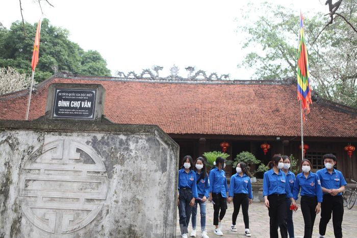 Các đoàn viên tìm hiểu về di tích quốc gia đặc biệt Đình Chợ Vân thuộc An toàn khu II