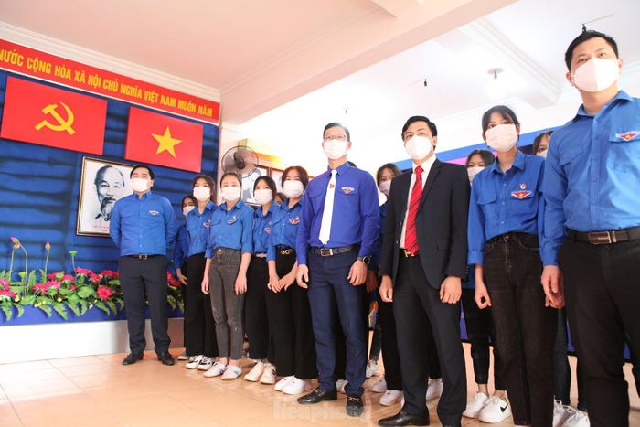 Lãnh đạo tỉnh Đoàn Bắc Giang và các đoàn viên nghe giới thiệu về lịch sử An toàn khu II