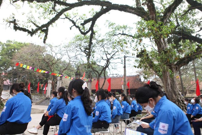 Đông đảo đoàn viên tham dự Lễ kỷ niệm 91 năm thành lập Đoàn và cùng ôn lại lịch sử vẻ vang của Đoàn tại Đình Chợ Vân (một trong 8 điểm di tích lịch sử thuộc An toàn khu II)