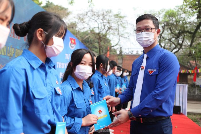 Anh Thân Trung Kiên trao sổ Đoàn cho các đoàn viên mới được kết nạp vào tổ chức Đoàn