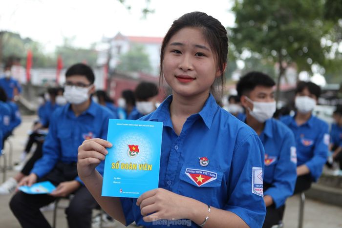 Một học sinh được kết nạp vào tổ chức Đoàn tại lễ kỷ niệm