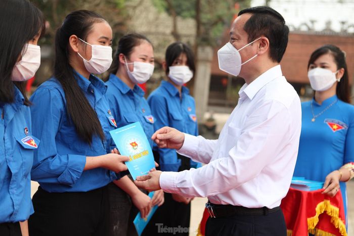 Cũng tại chương trình, Tỉnh Đoàn Bắc Giang tổ chức kết nạp 91 đoàn viên mới. Lãnh đạo tỉnh Bắc Giang trao sổ Đoàn cho các đoàn viên mới được kết nạp