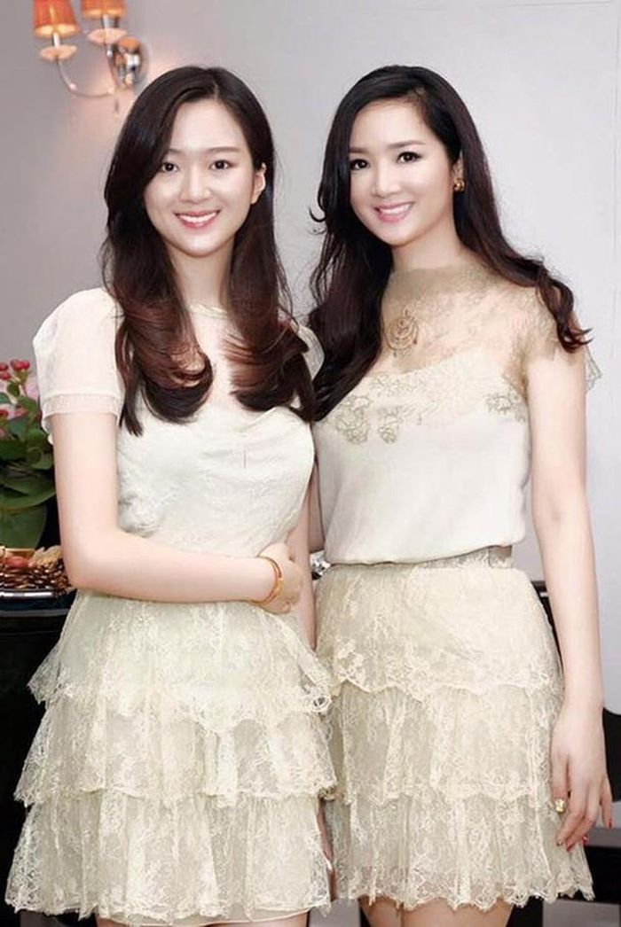 Hoa hậu Giáng My và con gái Anh Sa.