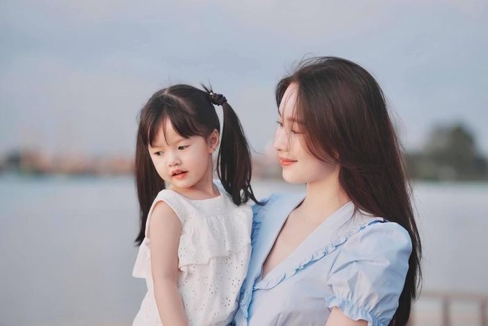 Sophie là con gái đầu lòng của Hoa hậu Đặng Thu Thảo.