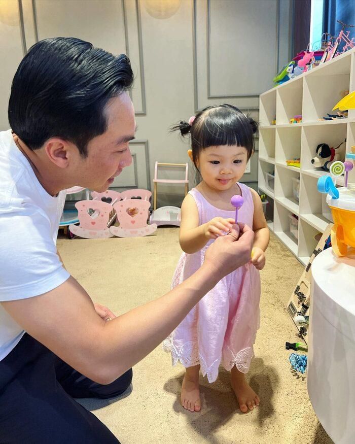 Không chỉ thường xuyên khoe ảnh ái nữ mọi lúc mọi nơi mà doanh nhân phố núi còn luôn dành thời gian rảnh rỗi để ở cạnh và chơi cùng con gái.