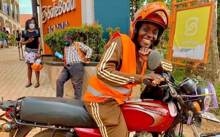 Allen Kisakye Butundu, một người lái xe boda boda. Ảnh: SafeBoda