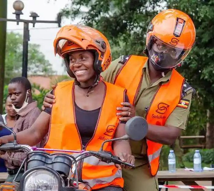 Chồng của Butundu phản đối việc cô trở thành tài xế boda boda và từ chối dạy cô lái xe nên cô đã nhờ những người lái xe khác hướng dẫn mình. Ảnh: SafeBoda