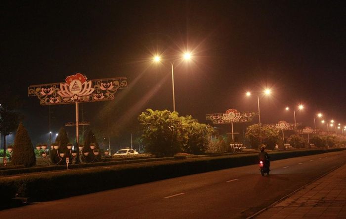 Điện trang trí trên đường Trần Hưng Đạo được tắt, chỉ còn điện chiếu sáng.