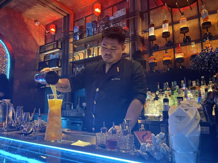 Một quán pub đông khách lúc 21h45. Nhiều người trẻ đang dần lấy lại thói quen đi chơi tối muộn của mình.