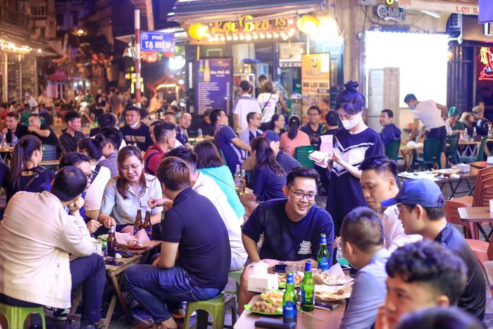 Khách ngồi đông, bàn ghế ở các hàng quán xếp kín dọc lối đi khu Tạ Hiện tối 18/3. Ảnh: Tuấn Anh.