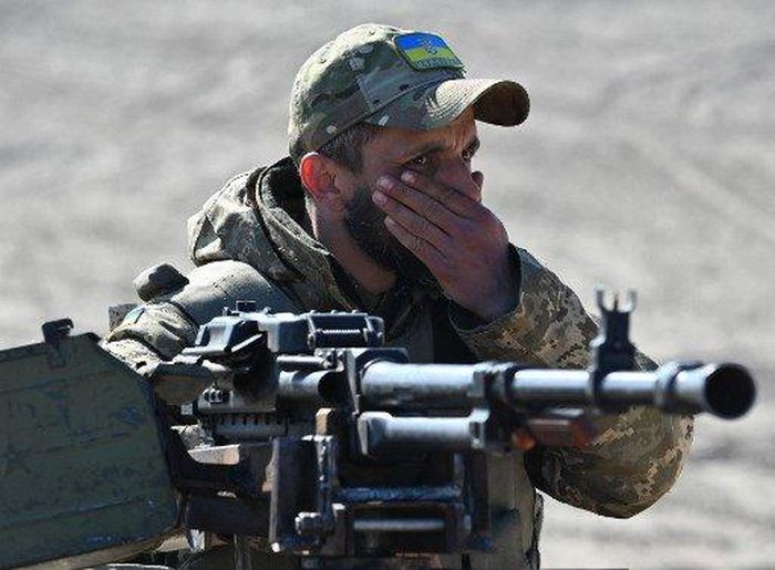  Một binh sĩ Ukraine ở chiến tuyến gần Kyiv, ngày 20/3. Ảnh: AFP. 
