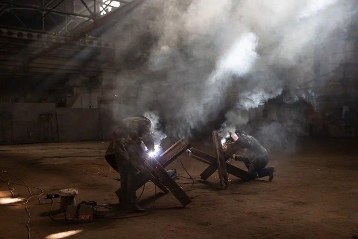  Hàn hàng rào chống tăng tại một nhà máy ở Odessa, Ukraine. Ảnh: New York Times. 