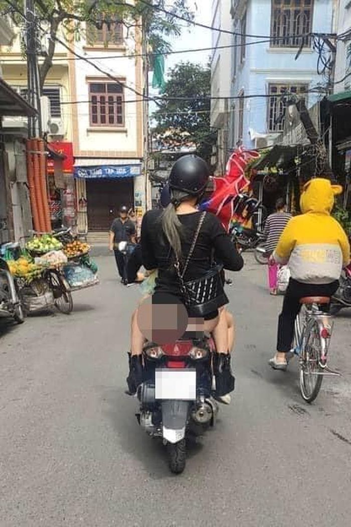 Lỗi trang phục khi đi ra đường không chỉ khiến khổ chủ phải xấu hổ mà những người xung quanh phải đỏ mặt thay.
