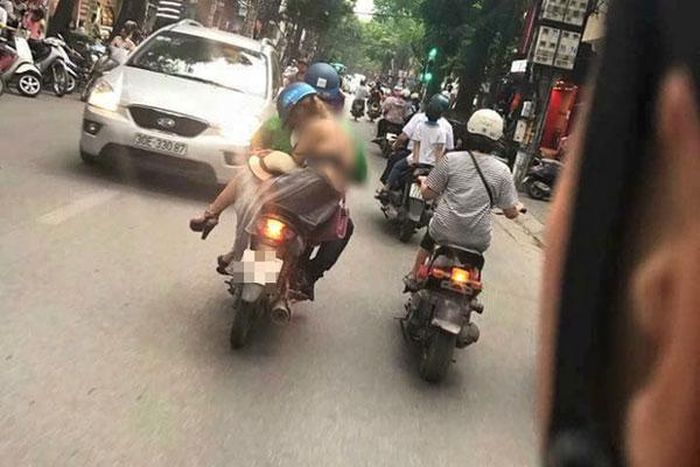 Vậy nên một điều xin nhắn gửi tới hội chị em rằng hãy lưu ý tới cách ăn mặc khi ra đường. Bởi nó không chỉ ảnh hưởng tới hình ảnh cá nhân và còn làm ảnh hưởng tới những người xung quanh.
