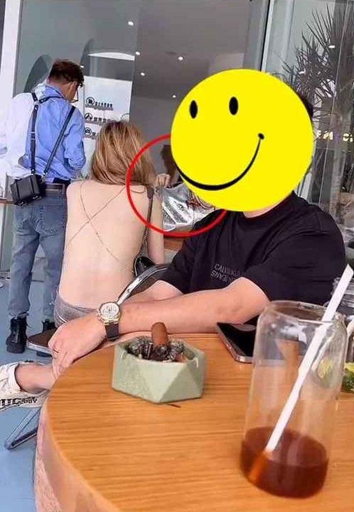 Tuy nhiên, một số lại nhận về vô vàn chỉ trích vì phong cách ăn mặc phản cảm, mặc cũng như không, khoe thân quá đà.