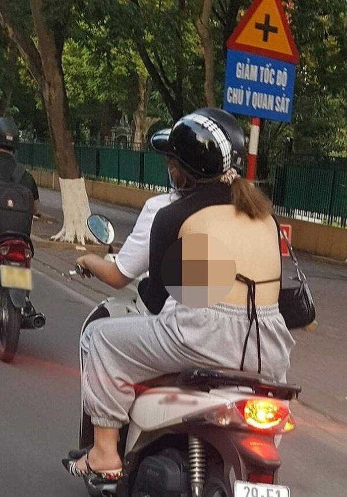 Loạt hình ảnh hội chị em viện lý do trời nắng nóng để khoe da thịt từng bị netizen lên án nặng nề. Nhưng thi thoảng nó lại xuất hiện và khiến không ít người phải nóng mắt.