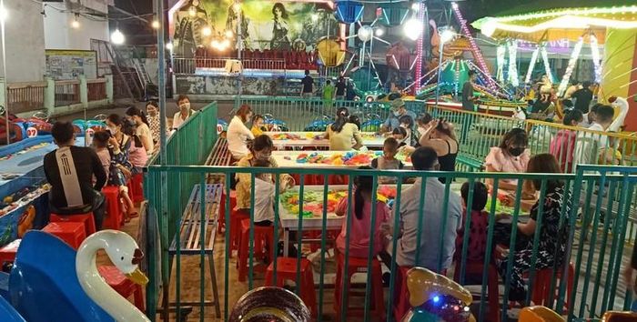 Vào cuối tuần cho trẻ đến khu vui chơi giải trí để trẻ khám phá những trò chơi mới mẻ - Ảnh PLVN.