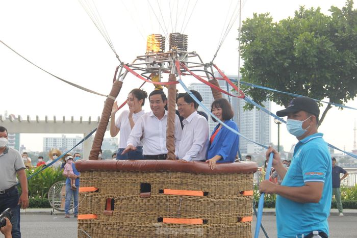 Chủ tịch UBND TP Đà Nẵng Lê Trung Chinh, Phó Chủ tịch UBND TP Đà Nẵng Trần Phước Sơn, Giám đốc sở Du lịch TP Đà Nẵng Trương Thị Hồng Hạnh và Hoa hậu Lương Thùy Linh cùng trải nghiệm bay khinh khí cầu.