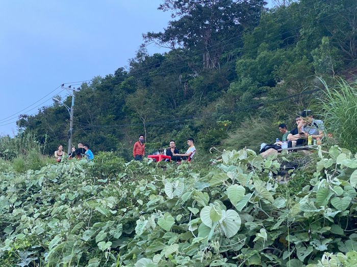 Ghi nhận của Tiền Phong, tham quan bán đảo Sơn Trà nhiều du khách vẫn vô tư check in bên bờ vực sâu mà chưa ý thức được nguy hiểm đang cận kề. 
