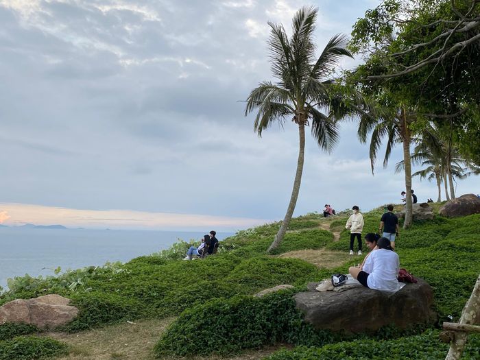 Khi được hỏi vì sao gia đình chọn địa điểm gần vực sâu dừng chân, một du khách đến từ Hà Nội chia sẻ, rằng nơi này có thể chụp hình các bức hình đẹp, ngắm cảnh sông núi đổ biển, đặc biệt là thoáng mát 