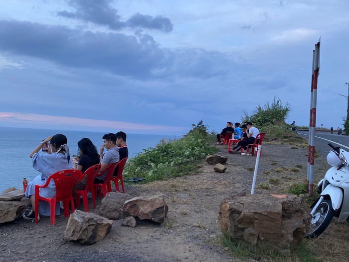 Tuy nhiên, bán đảo vẫn còn tiềm ẩn nhiều nguy cơ. Nhiều du khách chụp ảnh ở những vị trí và tư thế nguy hiểm bên vực sâu. 