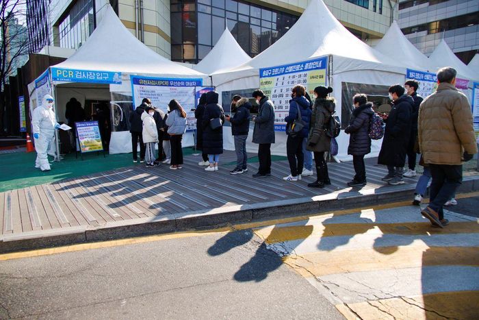 Người dân xếp hàng chờ xét nghiệm COVID-19 tại một trung tâm y tế công cộng ở Seoul, Hàn Quốc, ngày 24/2. Ảnh: Reuters