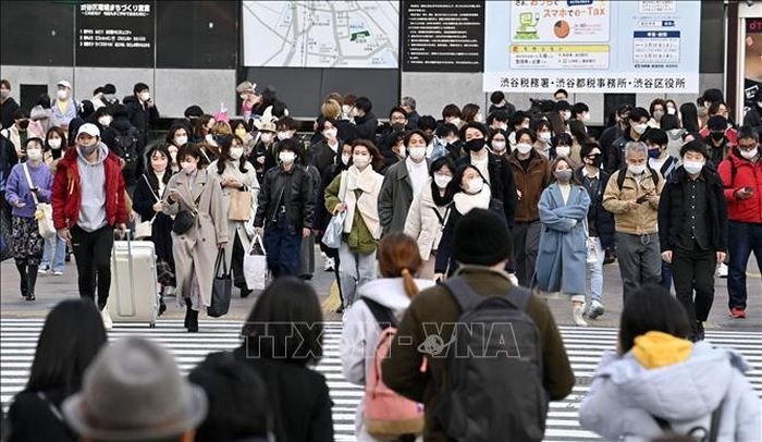 Người dân đeo khẩu trang phòng dịch COVID-19 tại Tokyo, Nhật Bản. Ảnh: Kyodo/ TTXVN