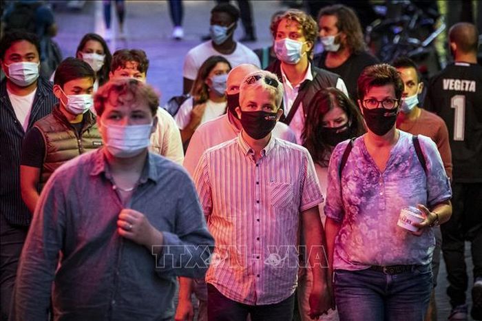 Người dân đeo khẩu trang phòng dịch COVID-19 tại Amsterdam, Hà Lan. Ảnh tư liệu: AFP/TTXVN
