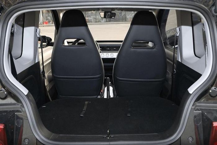 Chưa hết, Wuling Hongguang Mini EV Gameboy 2022 còn có kích thước lớn hơn bản thường với chiều dài 3.061 mm, chiều rộng 1.520 mm, chiều cao 1.665 mm và chiều dài cơ sở 2.010 mm. So với bản thường, Wuling Hongguang Mini EV Gameboy dài hơn 144 mm, rộng hơn 27 mm, cao hơn 44 mm trong khi chiều dài cơ sở tăng 70 mm, mang đến nội thất rộng rãi hơn.