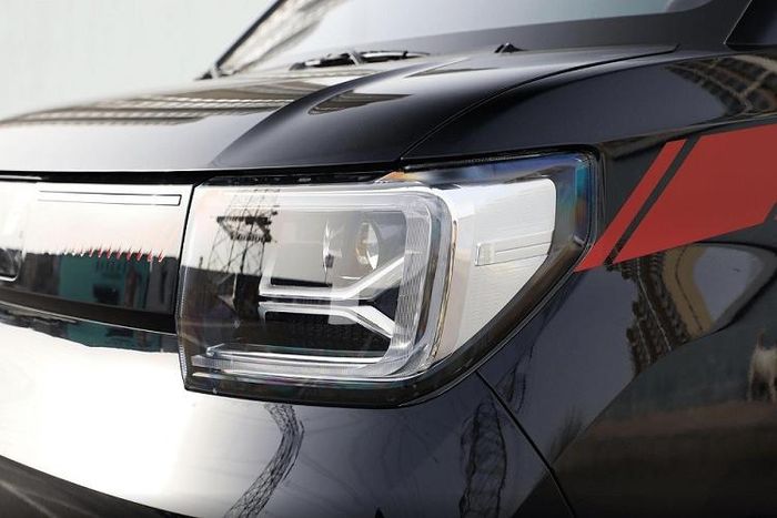 Ngoài Gameboy, dòng xe Wuling Hongguang Mini EV hiện còn có cả phiên bản Macaron. Nếu như phiên bản Macaron mang phong cách thiết kế dễ thương và nữ tính thì Wuling Hongguang Mini EV Gameboy 2022 lại cá tính, phù hợp với nam giới hơn. Được đặt tên theo máy chơi game cầm tay Gameboy của hãng Nintendo, phiên bản này có 4 phong cách thiết kế, bao gồm Hurricane Phantom, Jungle Crossing, Interstellar Roaming và Party Sweetheart.