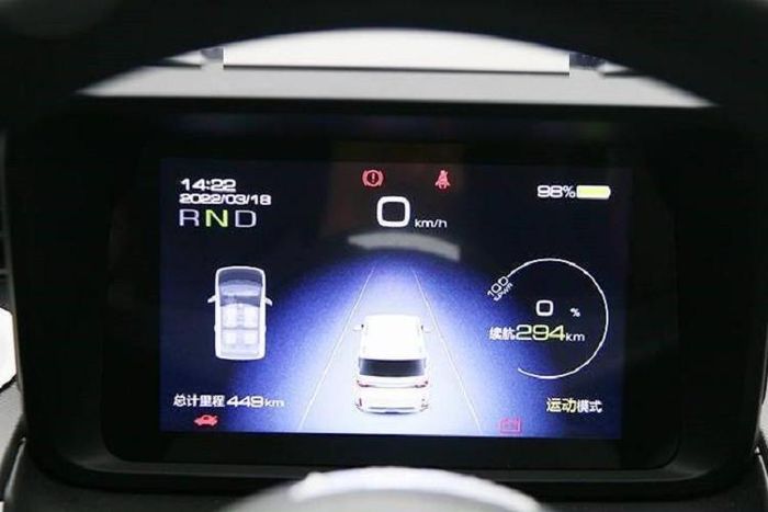 Bên trong Wuling Hongguang Mini EV Gameboy 2022 là không gian nội thất được phối màu "tông xuyệt tông" với ngoại thất. Mặt táp-lô của xe được thiết kế gọn gàng với màn hình LCD 7 inch sau vô lăng và cửa gió điều hòa kéo dài. Bên cạnh đó là ghế thể thao hơn, núm xoay chuyển số nằm giữa 2 ghế trước và camera lùi.