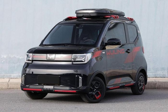 Hiện Wuling Hongguang Mini EV Gameboy 2022 mới vẫn chưa được công bố giá bán chính thức tại thị trường Trung Quốc. Ấy thế nhưng, khách hàng Trung Quốc vẫn đổ xô đặt mua mẫu xe này. Theo đó, trong tuần đầu tiên mở bán, xe đã được hơn 13.601 khách hàng đặt mua. Điều này không có gì lạ vì so với bản thường, xe sở hữu thiết kế phong cách hơn hẳn.