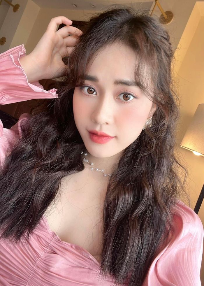 Thời gian qua, nữ MC gây chú ý khi chia sẻ hình ảnh mặc áo dài trong lễ ăn hỏi. Cô cho biết, cô đã tổ chức lễ ăn hỏi vào ngày 23/12/2021 tại Hải Phòng.