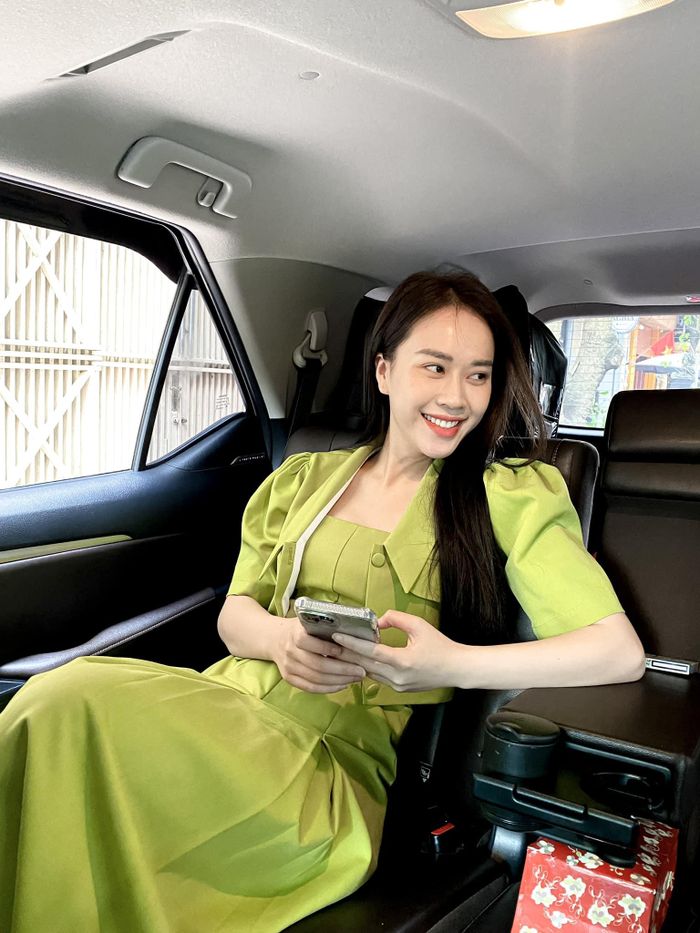Cô không ngần ngại gật đầu đồng ý vì tình cảm của cả hai đã chín muồi. Tuy nhiên, thông tin về chú rể vẫn được nữ MC giấu kín.