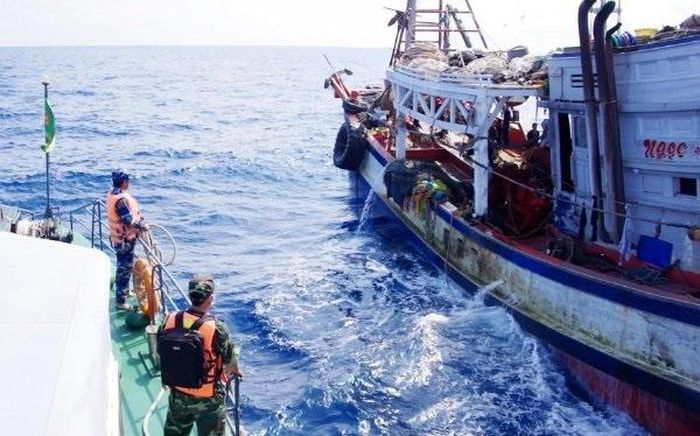 Cán bộ Hải đội 2, BĐBP Bà Rịa-Vũng Tàu kiểm tra phương tiện có dấu hiệu khai thác thủy sản trái phép trên biển. Ảnh: Quang Anh