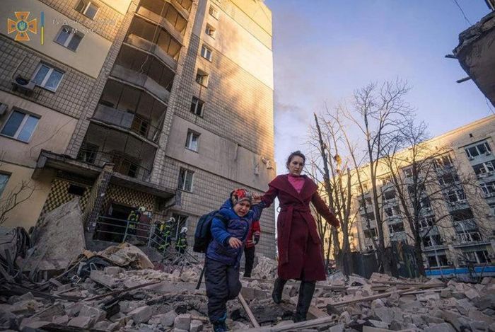 Người dân sơ tán khỏi tòa nhà sau vụ tấn công ở Ukraine. Ảnh: Reuters