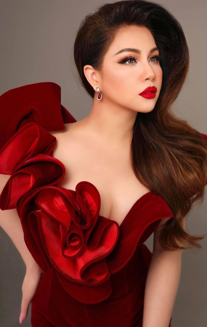 Vài năm trở lại đây, Minh Tuyết cũng là gương mặt ăn khách khi nhận được nhiều lời mời tham gia vào các gameshow tại Việt Nam. Cô cũng thường xuyên xuất hiện trong những đêm nhạc và sự kiện giải trí bên cạnh các nghệ sĩ hàng đầu showbiz Việt.