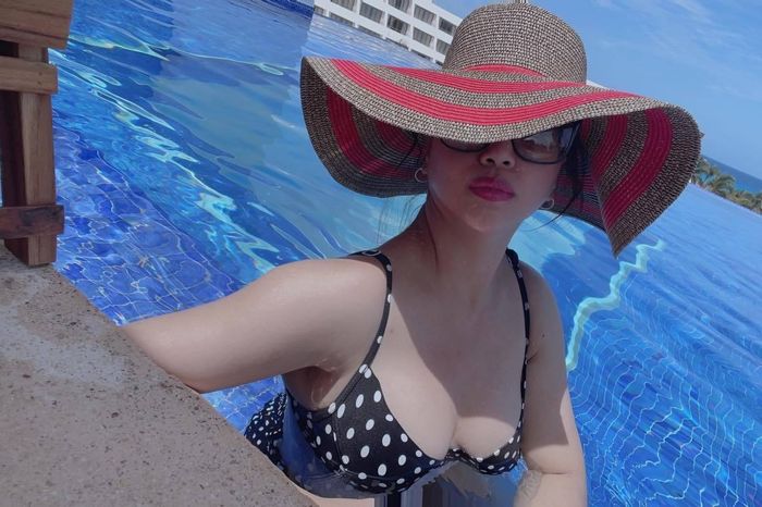 Nữ ca sĩ nói thêm: "Nhưng bình luận kêu tôi "đập nát" mặt, tại sao lại nói những lời lẽ như thế khiến người ta rất đau lòng? Nếu tôi có sửa mặt cũng không có gì sai. Sửa cho ai? Sửa cho khán giả! Nếu mọi người nhìn và nói mình đẹp thì mình đâu có sửa đâu quý vị".