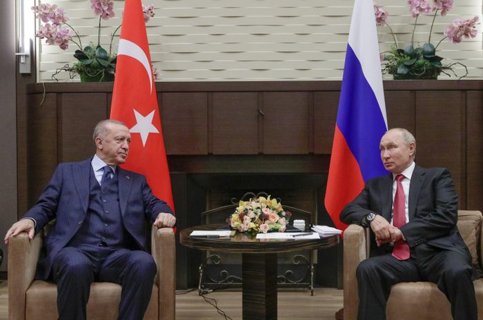 Tổng thống Thổ Nhĩ Kỳ Tayyip Erdogan (trái) và Tổng thống Nga Vladimir Putin hội đàm tại dinh thự Bocharov Ruchei ở khu nghỉ mát Sochi Biển Đen, Nga ngày 29/9/2021. Ảnh: Daily Sabah
